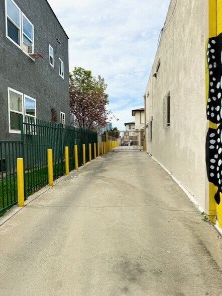 More Photos Of 405 S Boyle Ave, Los Angeles Apartments For Sale