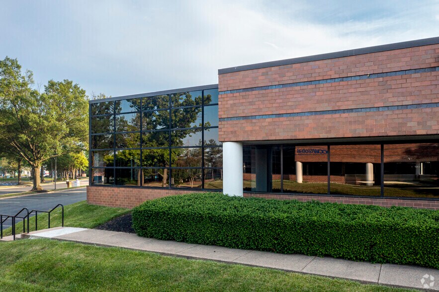 More Photos Of 450 Spring Park Pl, Herndon Unknown For Lease