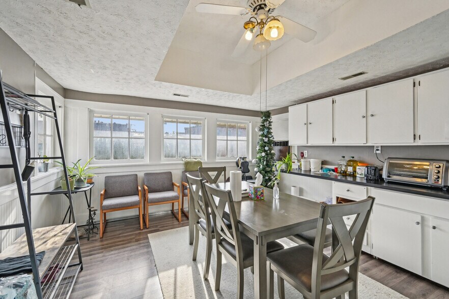 More Photos Of 56 N Franklin St, Delaware Freestanding For Sale