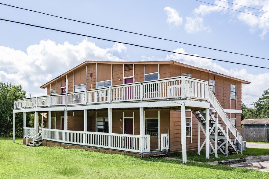 More Photos Of 1105 Westwood Ln, Giddings Apartments For Sale