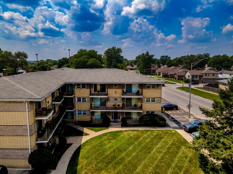 More Photos Of 1025-1049 W Vermont St, Calumet Park Apartments For Sale