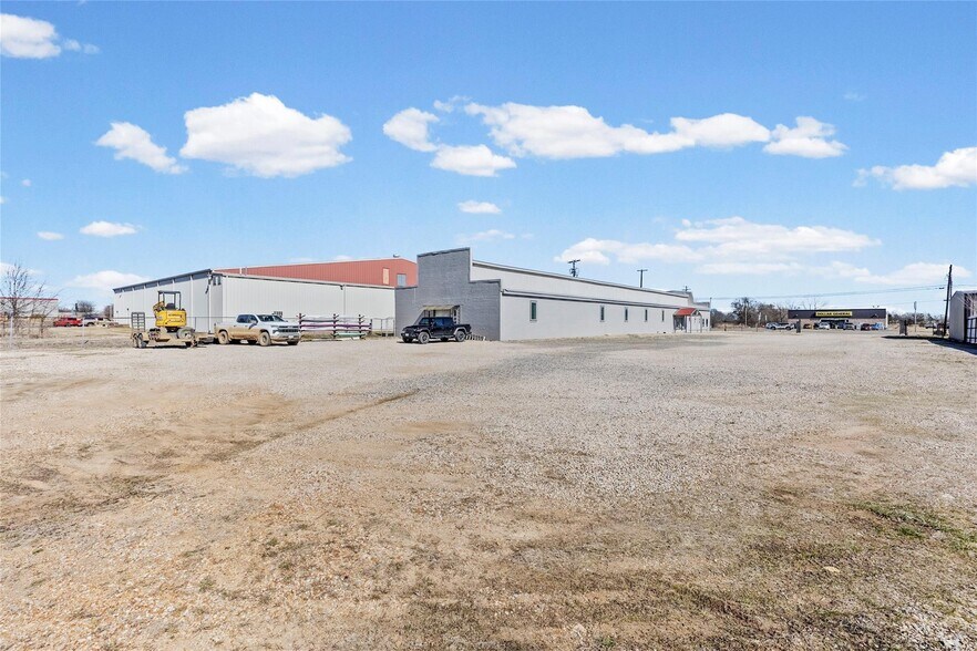 More Photos Of 2301 N Main St, Paris Freestanding For Sale