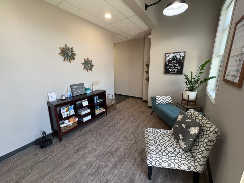 More Photos Of 402-404 S Scott Rd, Fort Wayne Showroom For Sale
