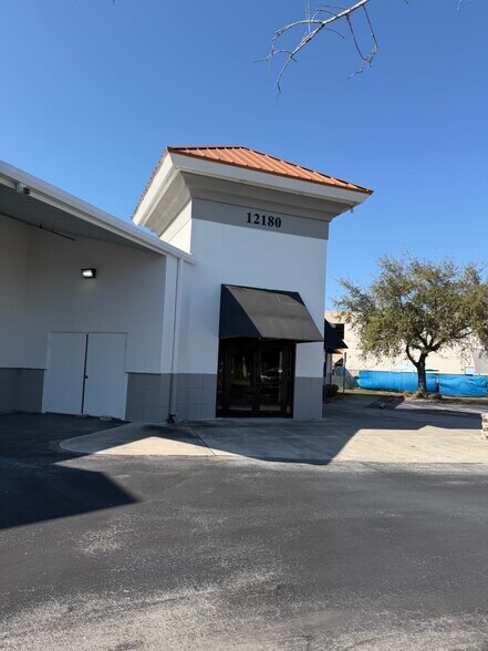 More Photos Of 12180 Metro Pky, Fort Myers Distribution For Lease