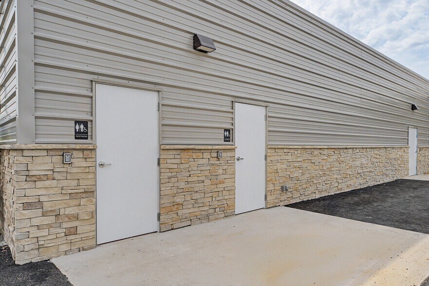 More Photos Of 25 Riverbluff Road, Ozark Self Storage For Lease