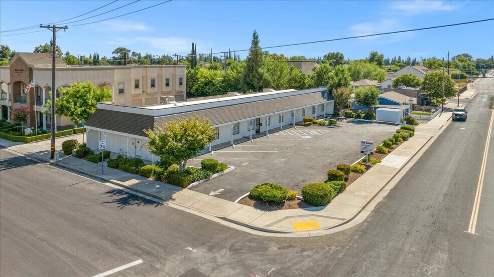 Primary Photo Of 324-330 Bullard Ave, Clovis Office For Sale