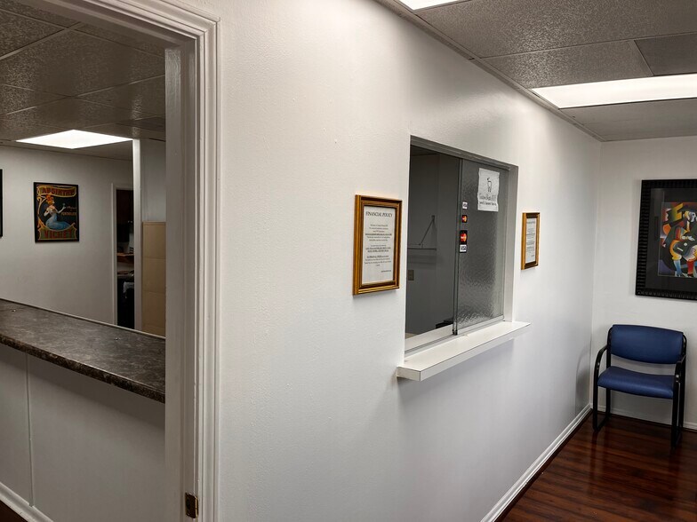More Photos Of 6910 Bellaire Blvd, Houston Office For Sale