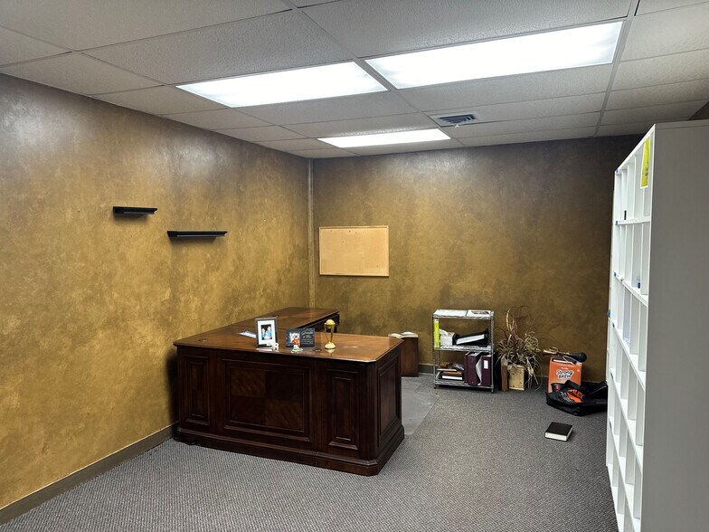 More Photos Of 204 W 6th St, Newton Office For Sale
