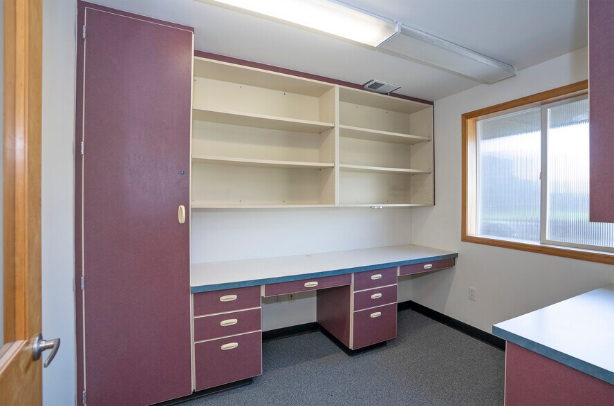 More Photos Of 5916 6th Ave, Tacoma Veterinarian Kennel For Sale
