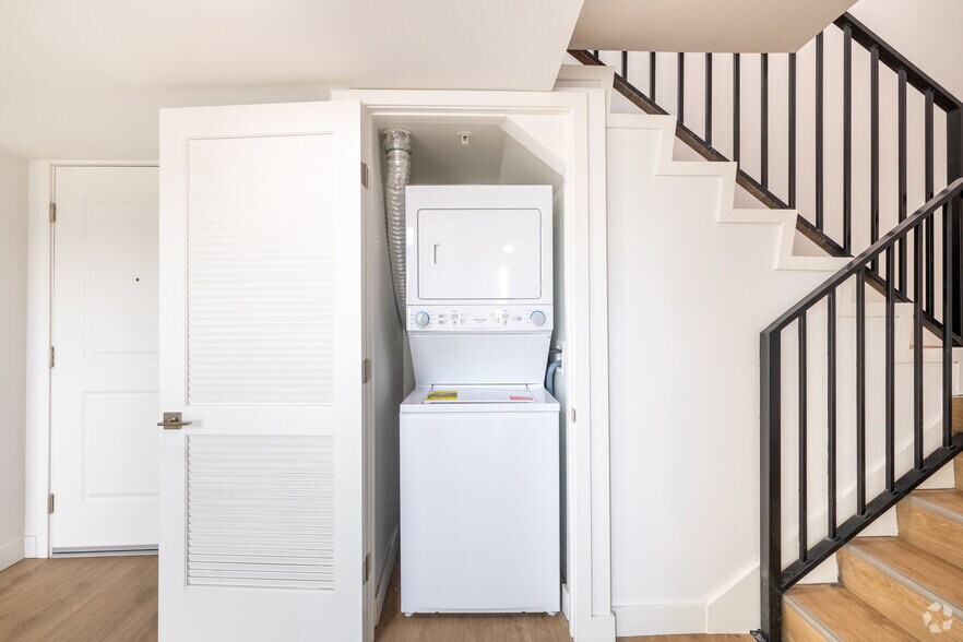 More Photos Of 6569-6581 N Van Nuys Blvd, Van Nuys Apartments For Lease