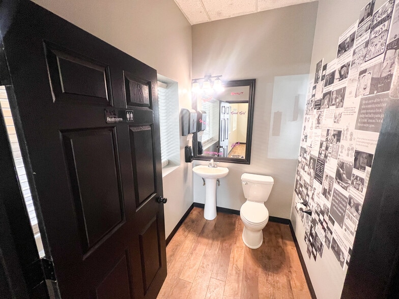 More Photos Of 1000-1108 N Midkiff Rd, Midland Unknown For Lease