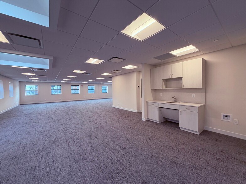 More Photos Of 601-693 Sunrise Hwy, Lynbrook Unknown For Lease