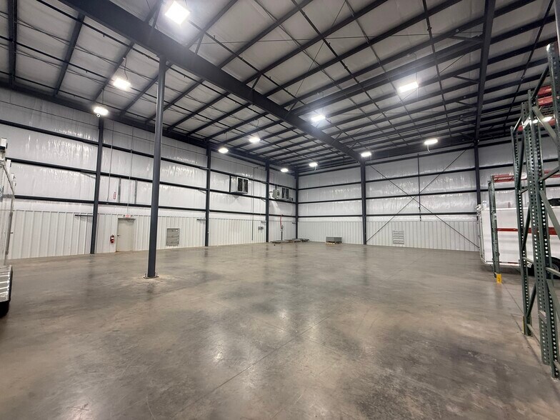 More Photos Of 340 Mayfield Rd, Duncan Warehouse For Lease