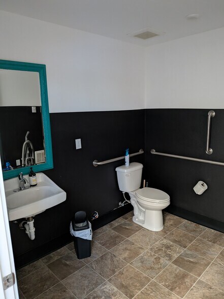 More Photos Of 13131 Mukilteo Speedway, Lynnwood Warehouse For Lease