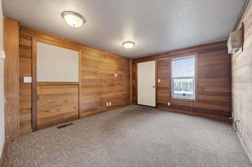 More Photos Of 2150 Cross St, Eugene Service For Lease