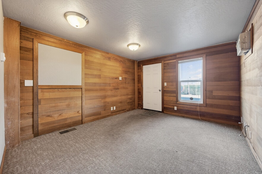 More Photos Of 2150 Cross St, Eugene Service For Lease
