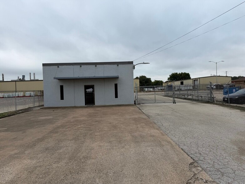 Primary Photo Of 5116 Sun Valley Dr, Fort Worth Flex For Lease