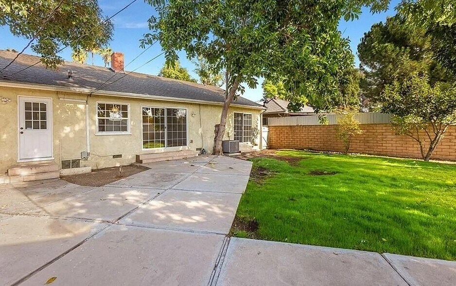 More Photos Of 19604 Victory Blvd, Tarzana Apartments For Sale