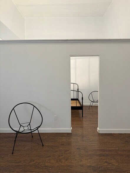 More Photos Of 119 W 2nd St, Taylor Showroom For Lease