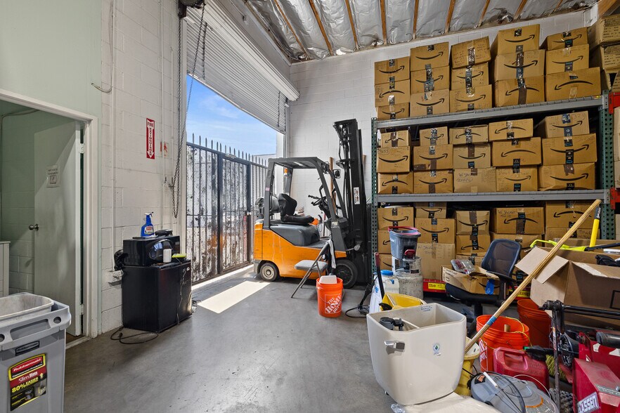 More Photos Of 148 W 32nd St, Los Angeles Warehouse For Lease