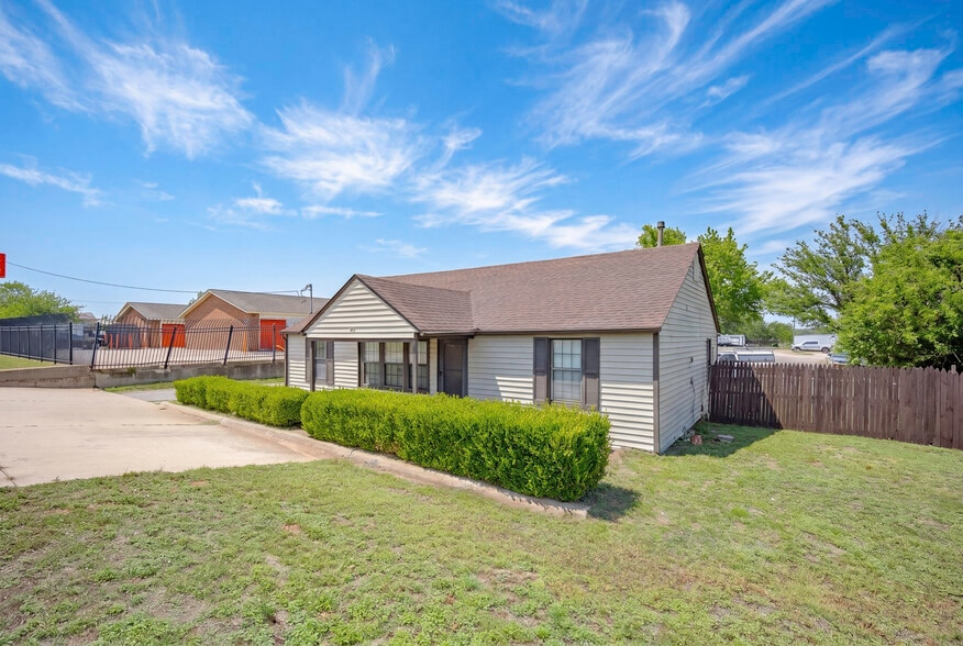 More Photos Of 2127 SE 44th St, Oklahoma City Service For Sale