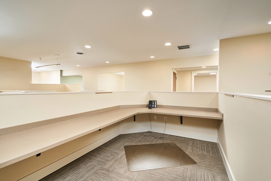 More Photos Of 799 White Pond Dr, Akron Office For Lease