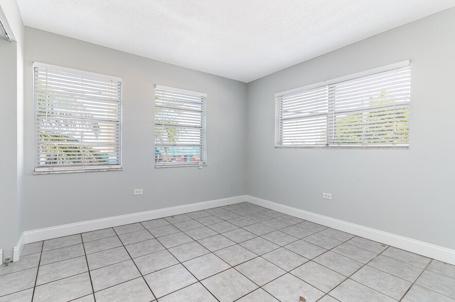 More Photos Of 999 W Prospect Rd, Oakland Park Apartments For Sale