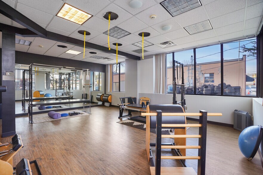 More Photos Of 10 E Willow St, Millburn Office For Lease