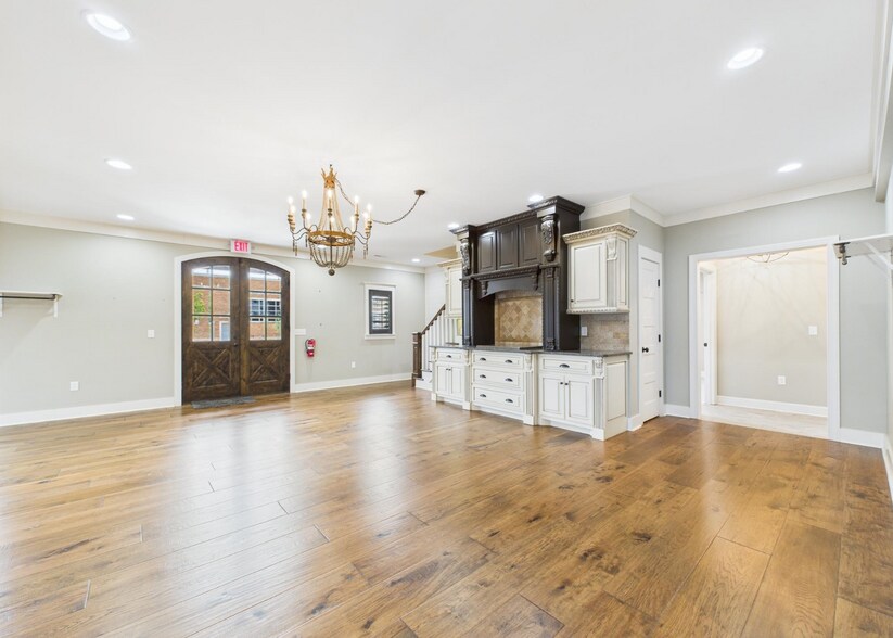 More Photos Of 102 Kimberly Ave, Muscle Shoals Office For Sale