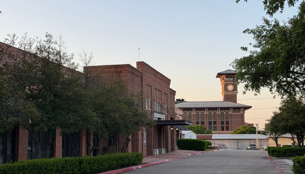 More Photos Of 611 S Main St, Grapevine Office For Lease