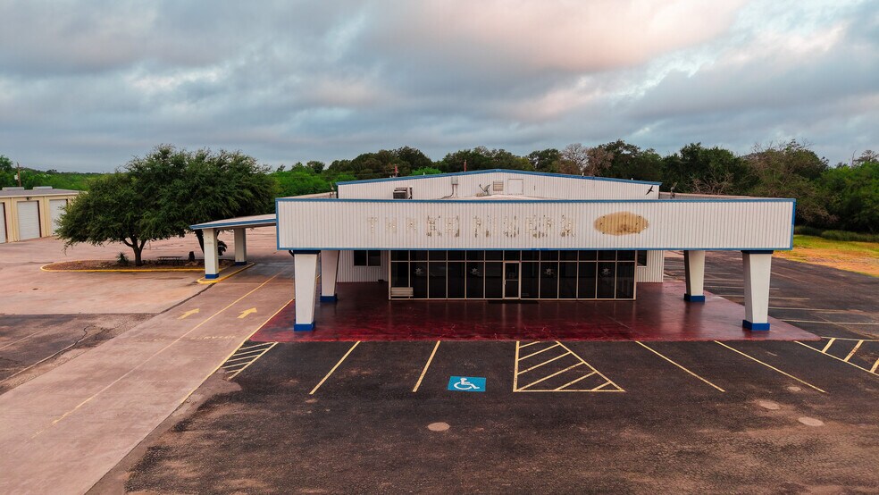 More Photos Of 905 N Harborth Ave, Three Rivers Auto Dealership For Sale