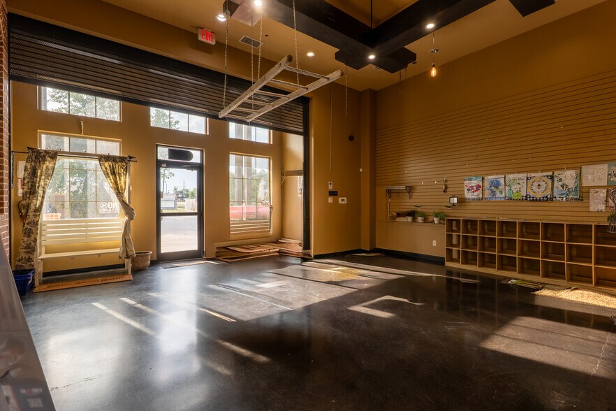 More Photos Of 207 E Byron Nelson Blvd, Roanoke Storefront Retail Office For Sale