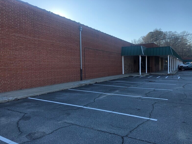 More Photos Of 601-729 Walnut St, Rocky Mount Unknown For Lease