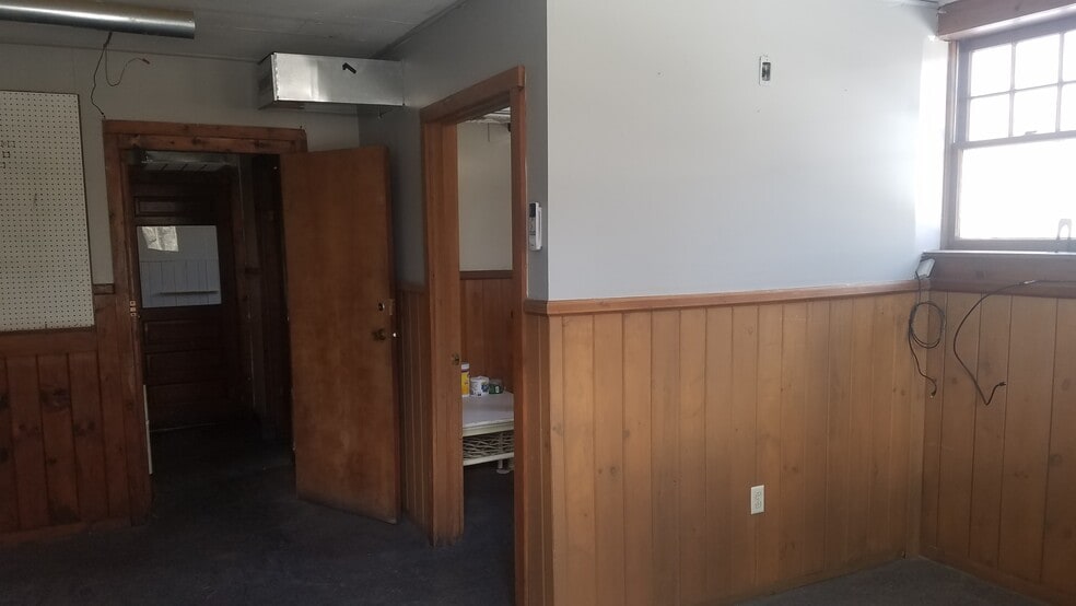 More Photos Of 6 Railroad Yard Rd, Deerfield Light Distribution For Lease