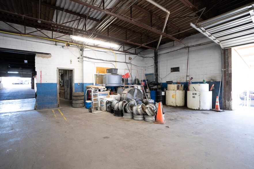 More Photos Of 1204 Powhattan St, Dallas Industrial For Sale