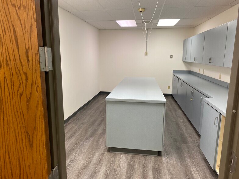 More Photos Of 1615 S Ingram Mill Rd, Springfield Office For Lease