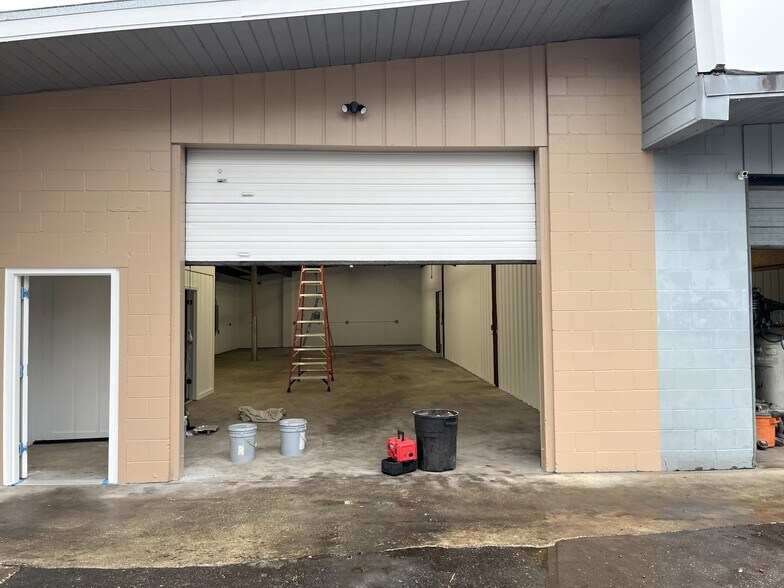 More Photos Of 7441 Silver Lake Ter, Jacksonville Warehouse For Lease