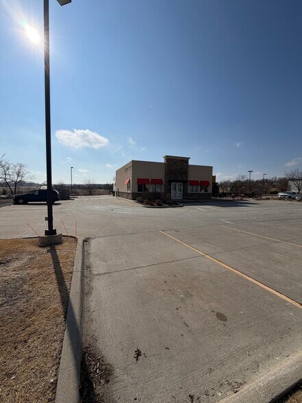 More Photos Of 1011 Highway 1 W, Iowa City General Retail For Lease