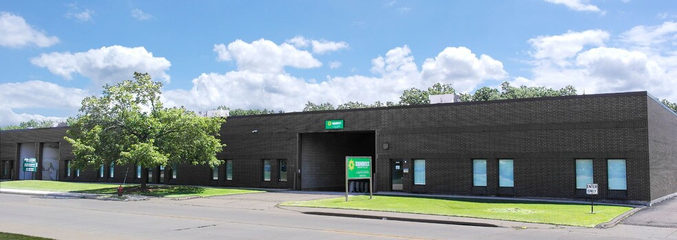 More Photos Of 3975-3995 Commercial Ave, Northbrook Warehouse For Lease