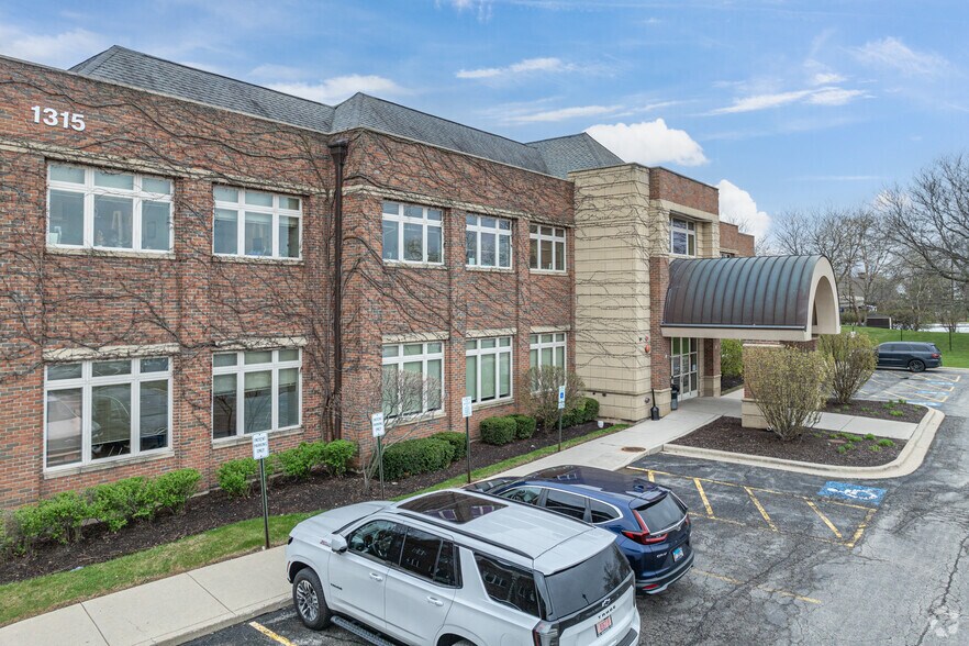 More Photos Of 1315 Macom Dr, Naperville Medical For Lease