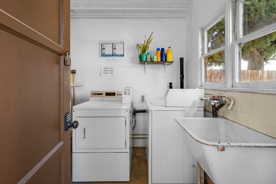 More Photos Of 209 Mira Mar Ave, Long Beach Multifamily For Sale