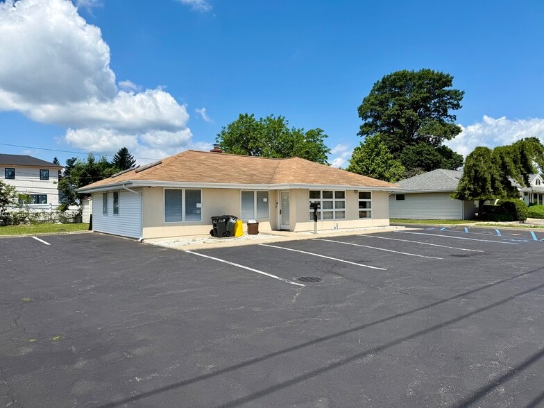 More Photos Of 366 S Oyster Bay Rd, Hicksville Office For Sale
