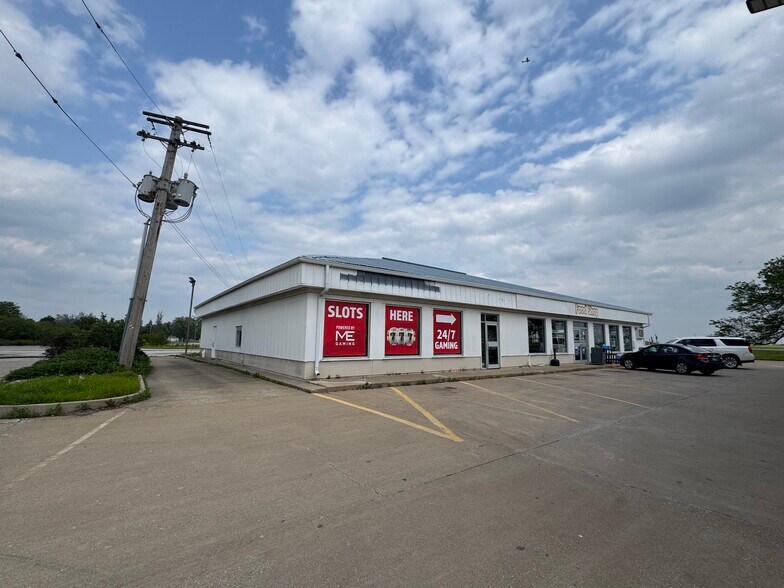 Primary Photo Of 510 W Cemetary Ave, Chenoa Service Station For Lease