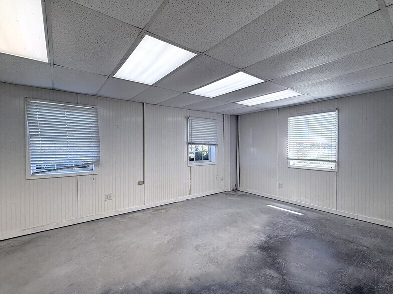 More Photos Of 875 Enterprise Ave, Galesburg Industrial For Sale