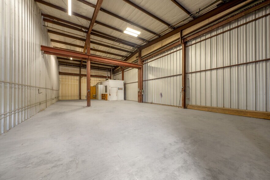 More Photos Of 2833 Roosevelt Ave, San Antonio Warehouse For Lease