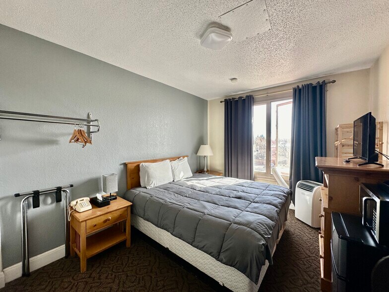 More Photos Of 925 1st Ave, Monte Vista Hotel For Sale