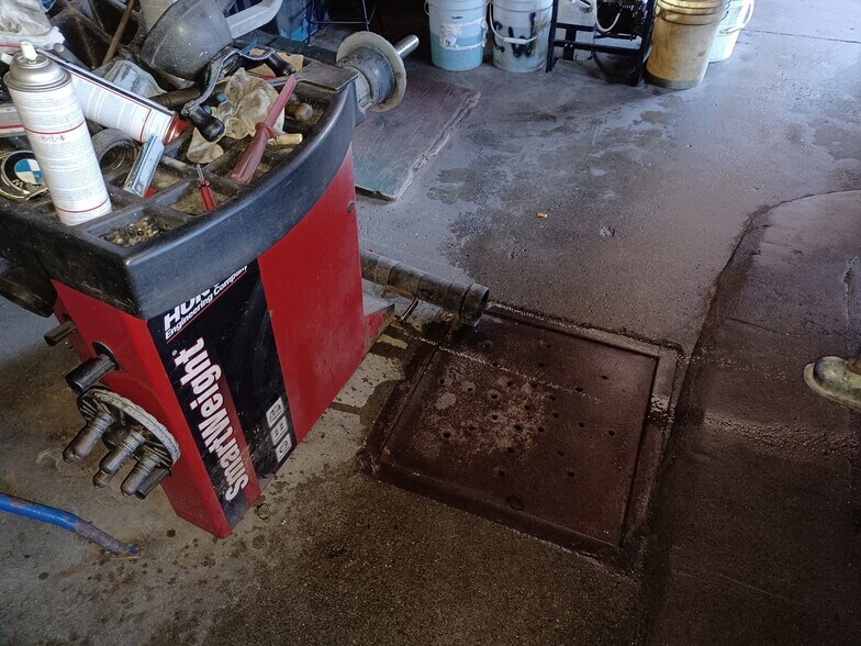 More Photos Of 1380 Wellington St W, Ottawa Auto Repair For Sale