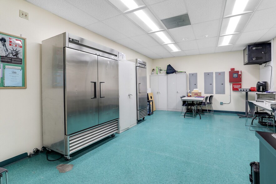 More Photos Of 8807 Thornton Rd, Stockton Storefront Retail Office For Lease