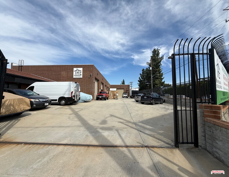 More Photos Of 13105 Saticoy St, North Hollywood Warehouse For Lease