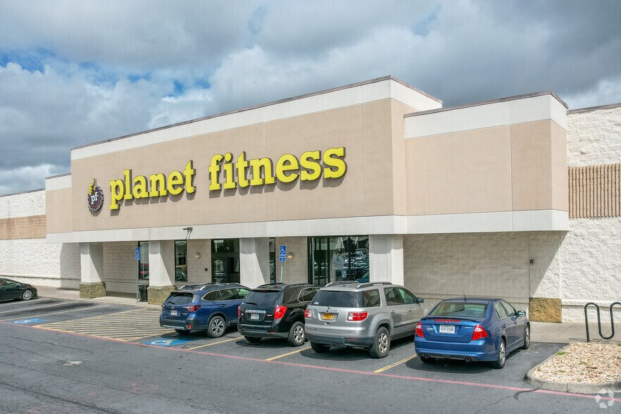 More Photos Of 1790 E Market St, Harrisonburg General Retail For Lease